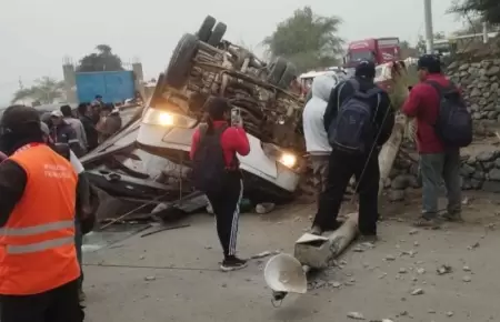 Bus volcado en Ica.