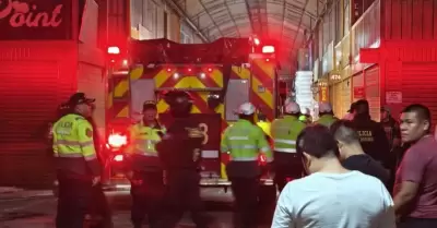 Comas: Bomberos controlan incendio en el mercado Unicachi tras rápida intervenci