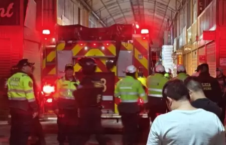 Comas: Bomberos controlan incendio en el mercado Unicachi tras rápida intervenci