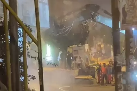 Municipalidad de Ate inicia demolicin de viviendas en el Cerro Candela