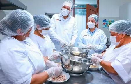 Lesly Shica supervisó el proceso de los alimentos que se dan a escolares de Puen