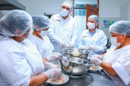 Lesly Shica supervis el proceso de los alimentos que se dan a escolares de Puen