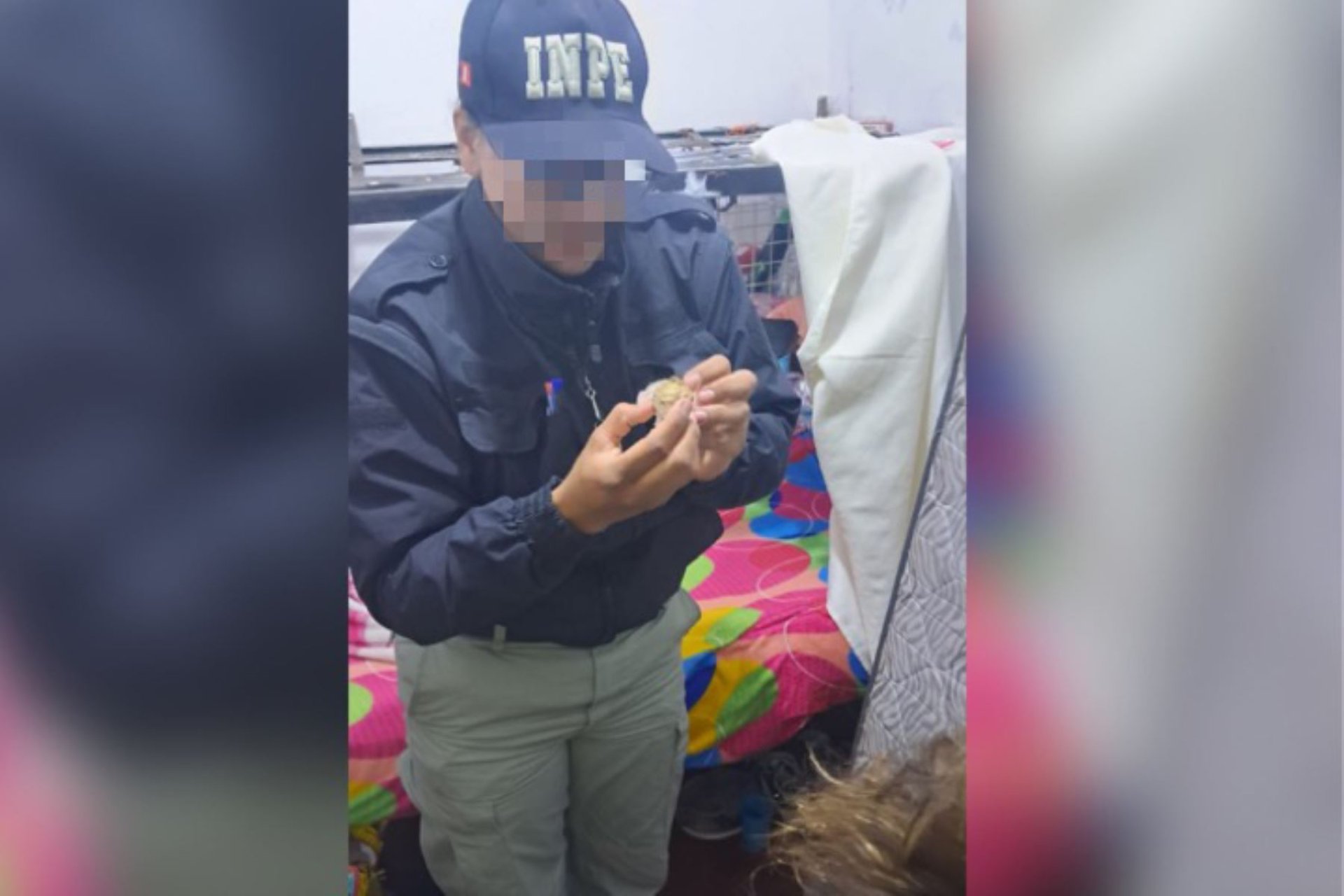Un agente del INPE con uno de los objetos incautados en el penal de Chorrillos.