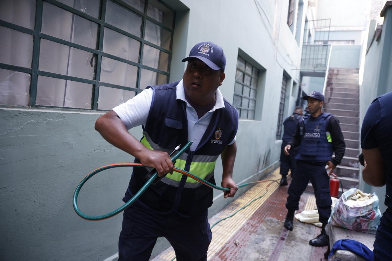 Serenos ingresaron para apagar el incendio