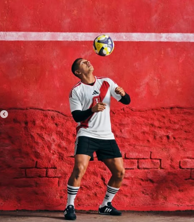 Edison Flores junto con la nueva indumentaria de la Seleccin Peruana.