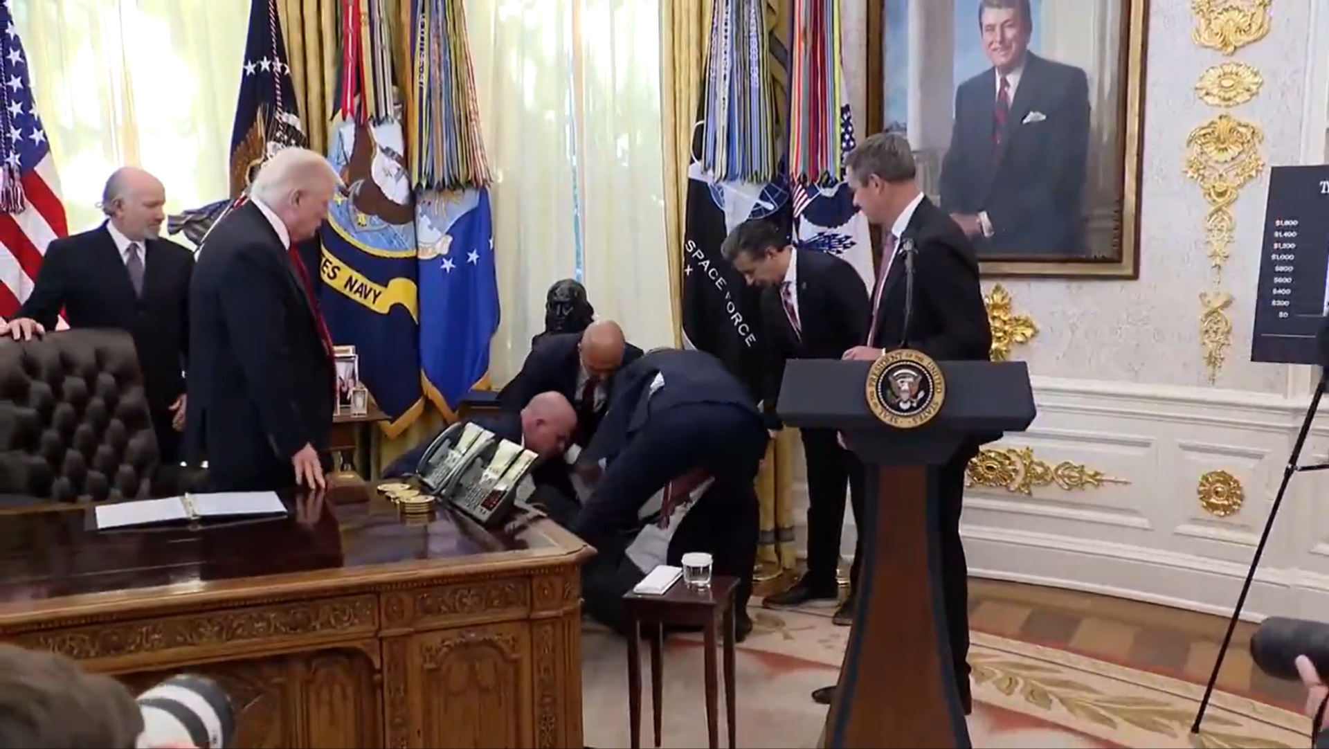 Trump se levanto para ver lo sucedido