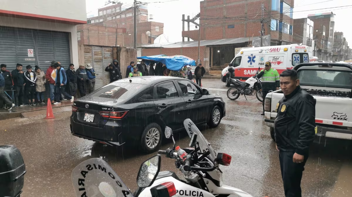 Coche qued con las lunas rotas y varios impactos en los costados.