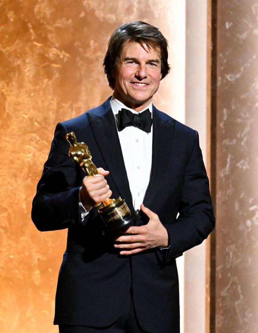 Tom Cruise aceptando su Oscar honorario.