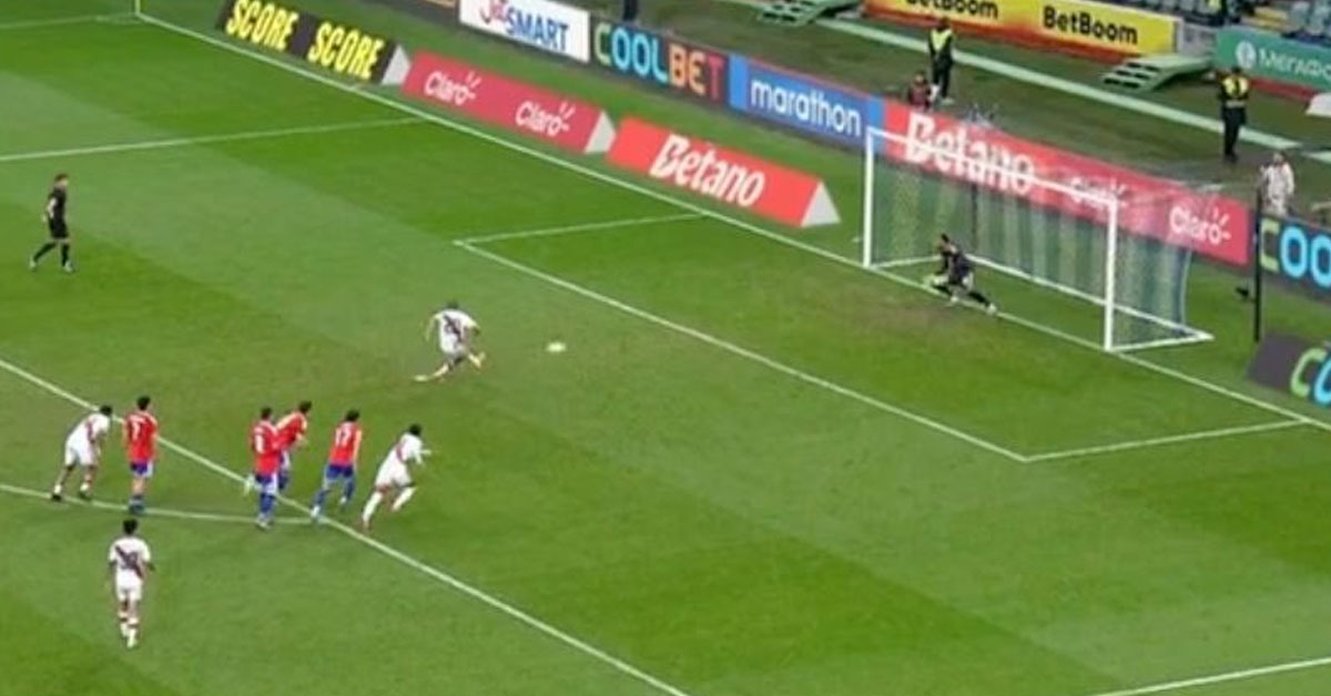 Fabricó la falta y lo convirtió: Alex Valera anotó el 1-0 ante Chile con potente remate de penal