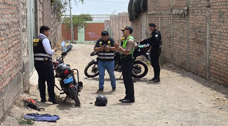 Los sujetos abandonaron la moto lineal en una zona alta del distrito y marcharon con rumbo desconocido.