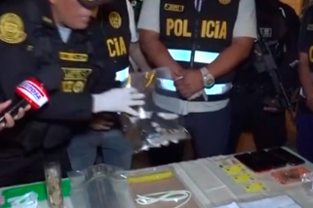 En la intervencin se incautaron celulares, explosivos, dinero y un arma cargada.