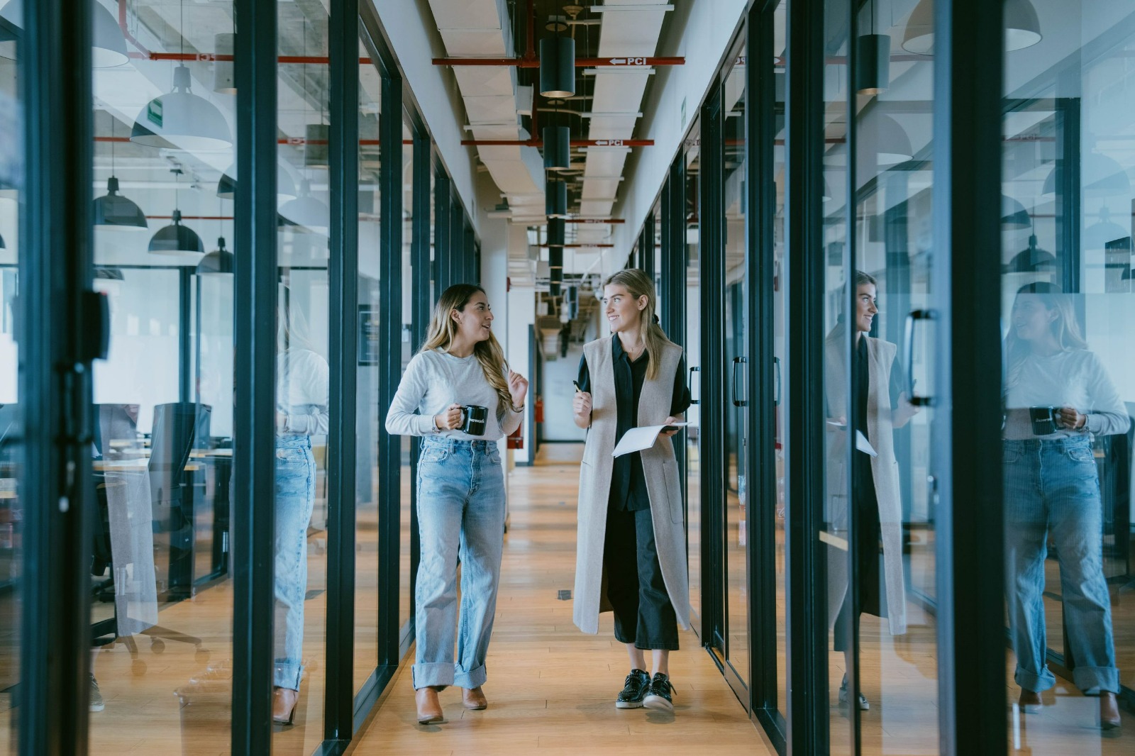 61 % de las mujeres en el Perú prefiere el modelo híbrido de trabajo.