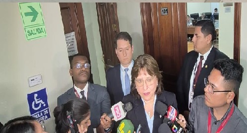 Delia Espinoza atendiendo a la prensa.