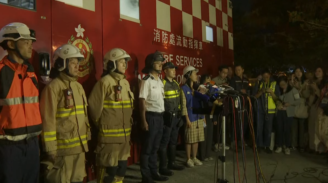 Departamentos de bomberos de Hong Kong revelan que hay al menos 13 fallecidos y varios heridos tras el incendio.
