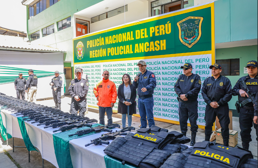 Jos Jer entreg armamento a la Polica de ncash.