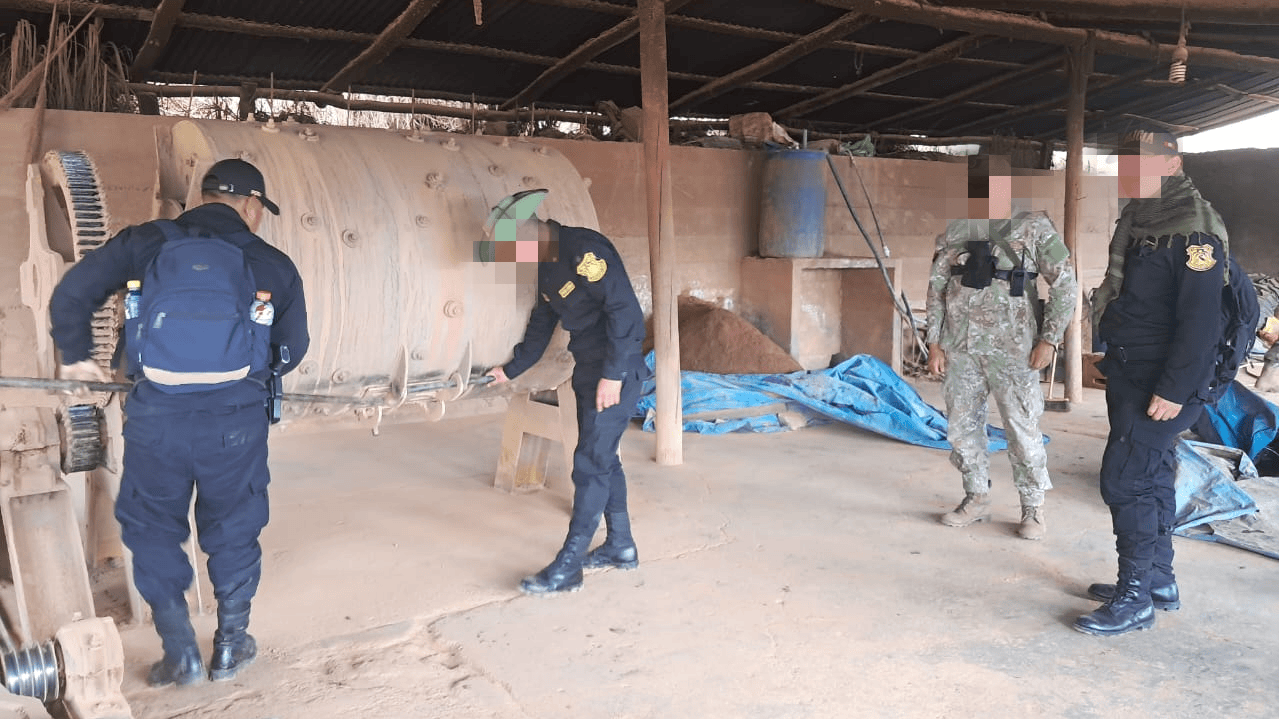 Efectivos de la PNP y FF.AA. durante la intervención.