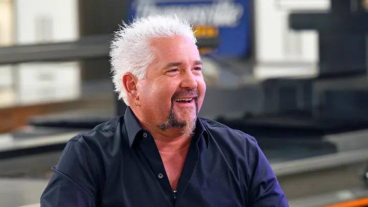 Guy Fieri es un reconocido chef y figura televisiva estadounidense