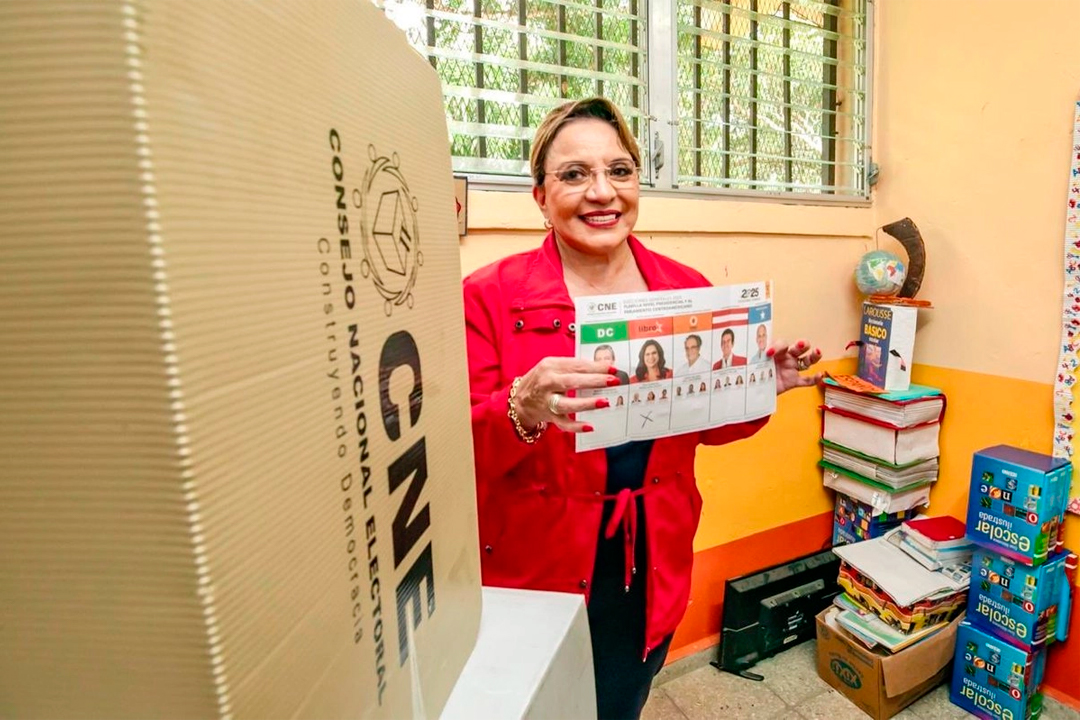 Presidenta Xiomara Castro votando.