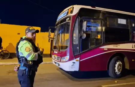Bus de la lnea 52 es atacada a balazos en Chorrillos