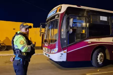 Bus de la lnea 52 es atacada a balazos en Chorrillos