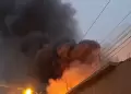 Feroz incendio cdigo 2 arrasa con fbrica industrial en Puente Piedra