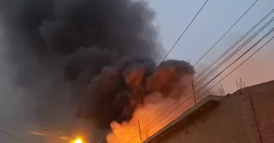 Feroz incendio cdigo 2 arrasa con fbrica industrial en Puente Piedra