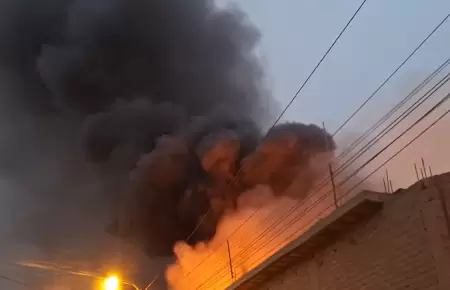 Feroz incendio cdigo 2 arrasa con fbrica industrial en Puente Piedra