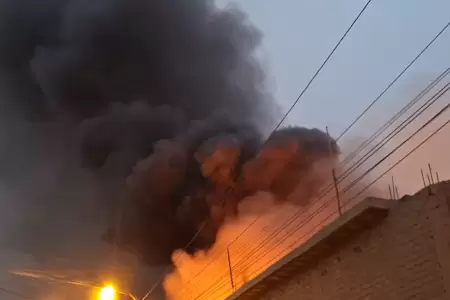Feroz incendio cdigo 2 arrasa con fbrica industrial en Puente Piedra