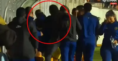 Santiago Acasiete se agarr a golpes con su jugador en Juan Pablo II College.