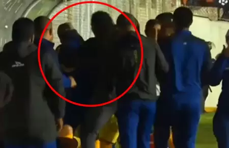 Santiago Acasiete se agarr a golpes con su jugador en Juan Pablo II College.