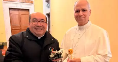 Papa Len XIV recibe homenaje de artesanos de Chulucanas en el Vaticano.