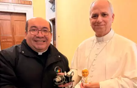 Papa Len XIV recibe homenaje de artesanos de Chulucanas en el Vaticano.