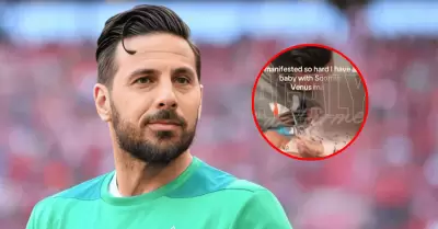 Claudio Pizarro es captado con beb en brazos y genera intriga en redes sociales