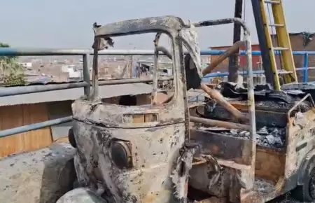 Mototaxi queda en cenizas tras ser incendiada por extorsionadores