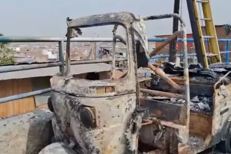 Mototaxi queda en cenizas tras ser incendiada por extorsionadores