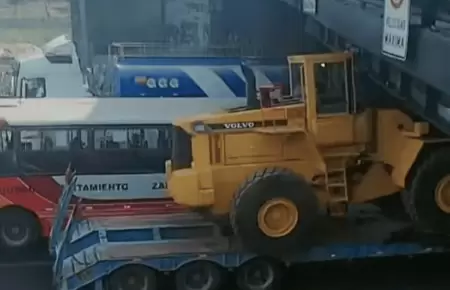 Triler que trasladaba vehculo impacta contra puente Balta