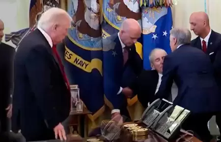 Hombre se desmaya en medio de anuncio de Donald Trump