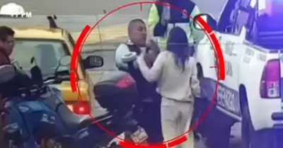 Mujer agrade a taxista y serenos en La Molina.