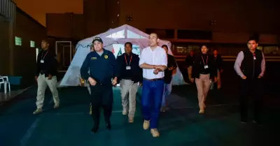 Jos Jer supervisando una base.