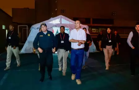 Jos Jer supervisando una base.