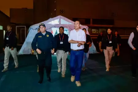 Jos Jer supervisando una base.