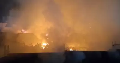 Incendio de cdigo 2 consume almacn de combustibles en Jicamarca