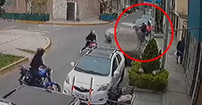 Empresario salv de morir en Los Olivos gracias al blindaje de su auto.