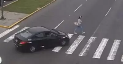 Joven fue atropellada al intentar cruza la avenida Javier Prado en San Isidro.