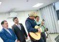 Presidente Jos Jer sorprende al cantar "De msica ligera", pero falla con la guitarra ante estudiantes