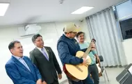 Presidente Jos Jer sorprende al cantar "De msica ligera", pero falla con la guitarra ante estudiantes