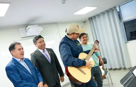 Jos Jer sorprende al cantar "De msica ligera", pero falla con la guitarra ant