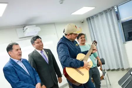 Jos Jer sorprende al cantar "De msica ligera", pero falla con la guitarra ant
