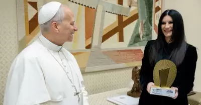 Papa Len XIV recibi a la cantante Laura Pausini en el Vaticano.