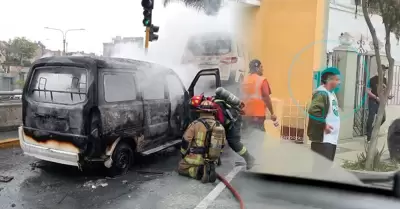 Vndalos son denunciados por la ATU tras encender vehculo.